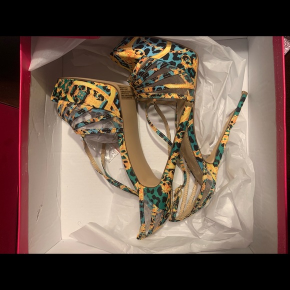 Abstract print heeled scandal size 8 1/2 - Picture 4 of 8